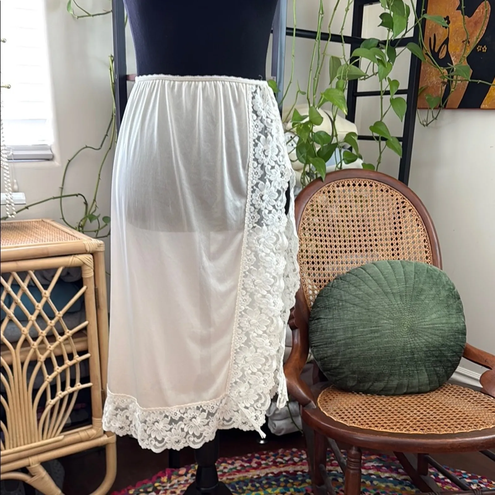 Vintage 70s Henson Kickernick Ivory Lace Trim High Slit Elastic Waist Half Slip Size undefined - Image 2