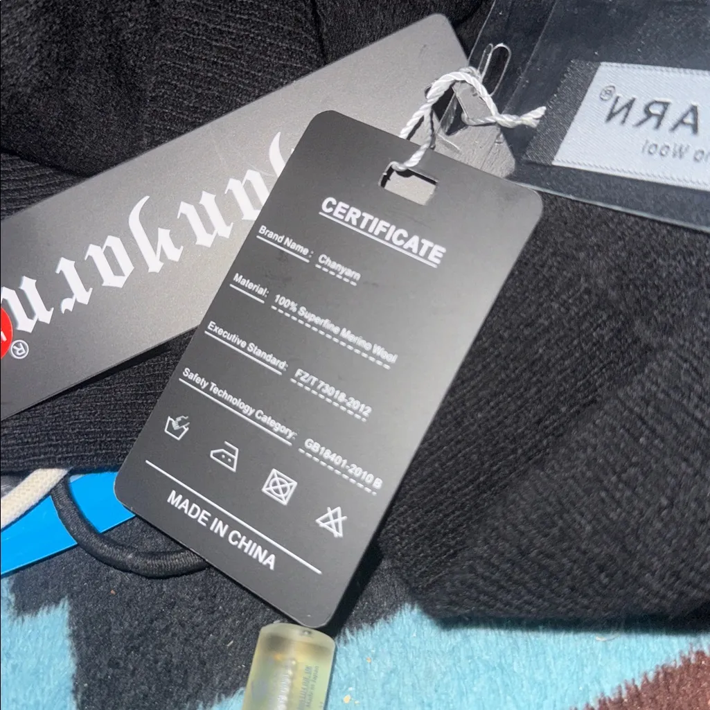 CHANYARN 100% Merino Wool Zip Up Hoodie Cardigan
Size large Black - Image 3