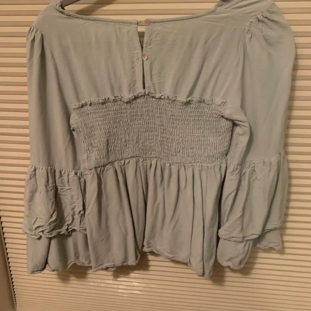 Light olive green flare arm shirt Size M - Image 4
