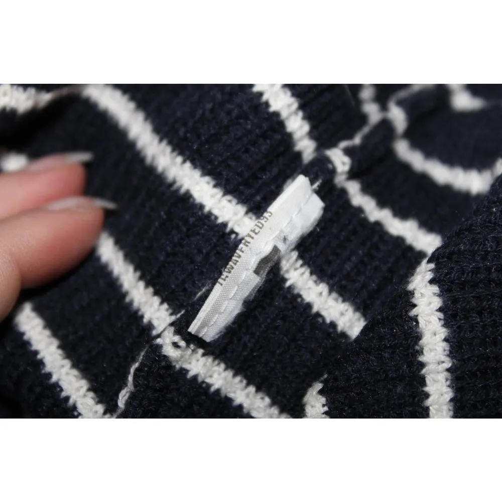 Women's Abercrombie & Fitch Navy Blue White Knit Striped V-Neck Sweater Size XS - Image 4