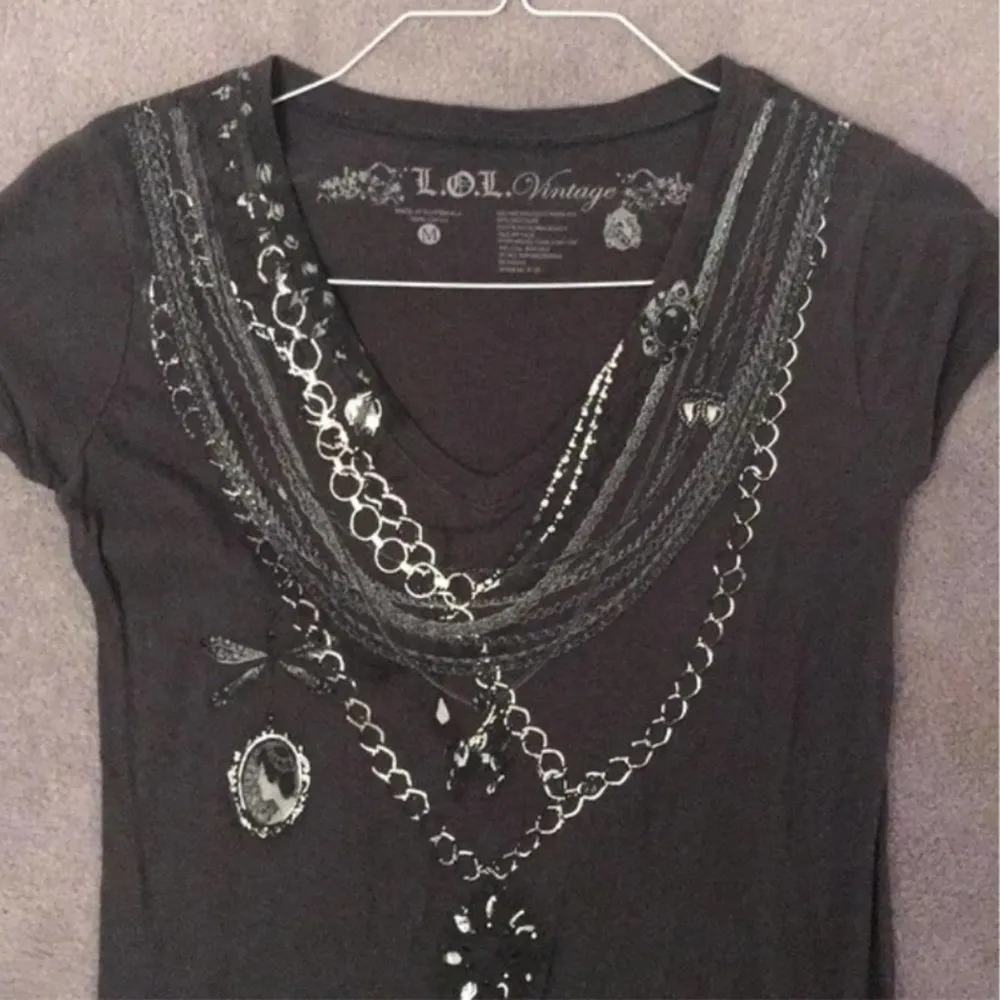 Vintage style necklace V-Neck t-shirt medium - Image 2