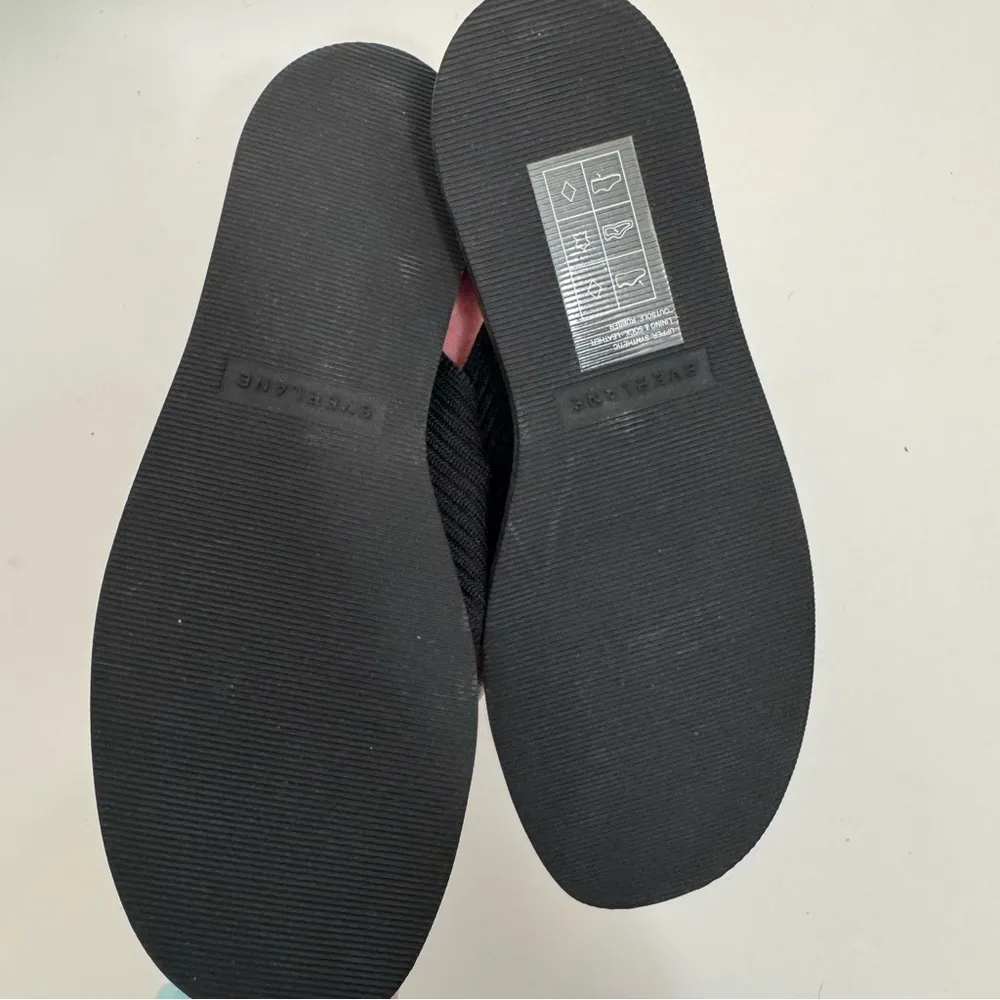 NEW Everlane Black Reknit Day Crossover Sandal in Size 7.5 - Image 4