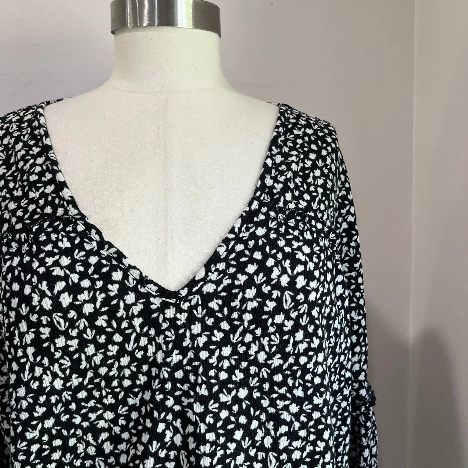 River Island White & Black Floral Flared Sleeve V Neck Blouse Size US 8 - Image 4