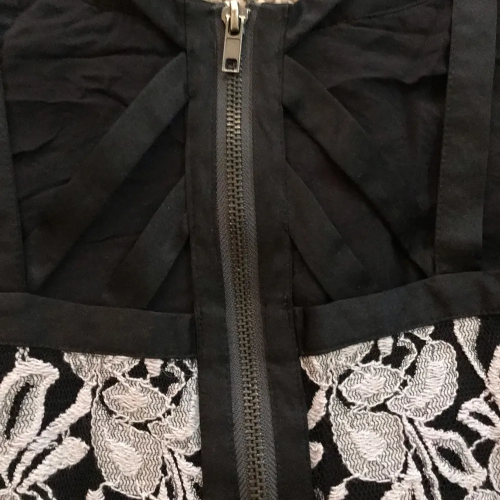 floral embroidered, flowy tank top with strappy zip up back - Image 13