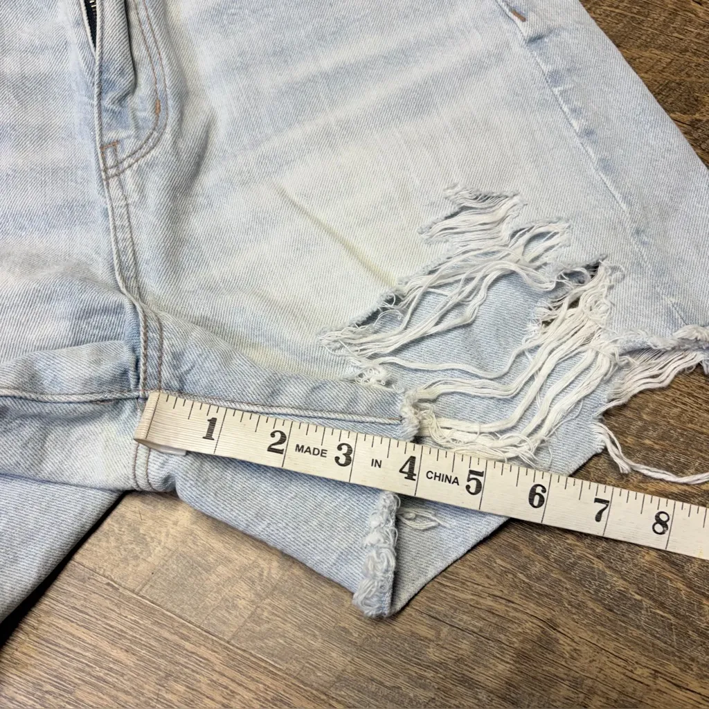 American Eagle Baggy Mom Jean Shorts Women 4 Ripped Light Wash Blue Denim Cutoff - Image 5