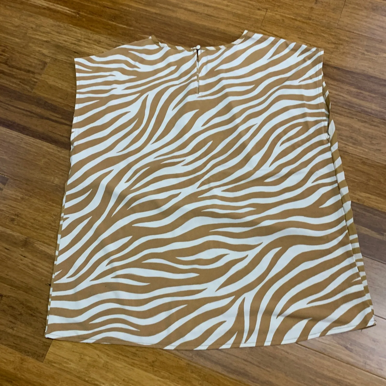 ANN Taylor Women's Zebra Print Sleeveless Blouse Top Size Medium Office Business - Image 3