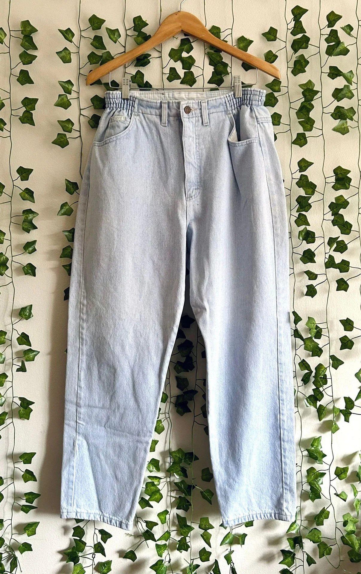 Vintage High Waisted Light Wash Mom Jeans - Image 2