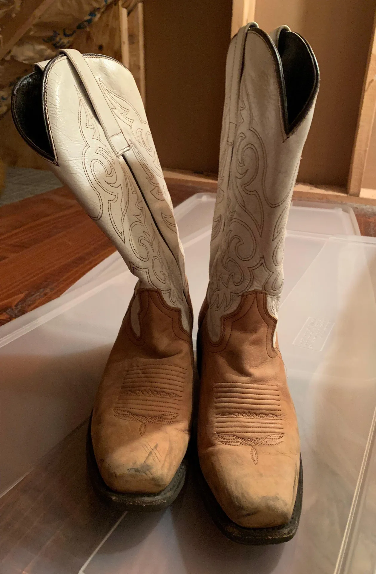 Classic Cowboy Boots Size 8.5 - Image 2