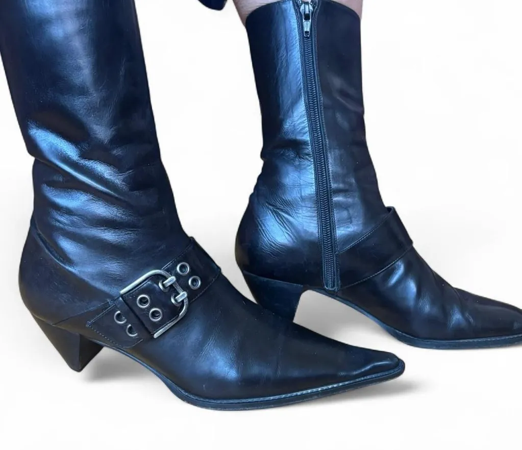 Vintage Y2K Italian Black Leather Kitten Heels w/ pointed toe and buckle detail Size 6.5 - Image 2