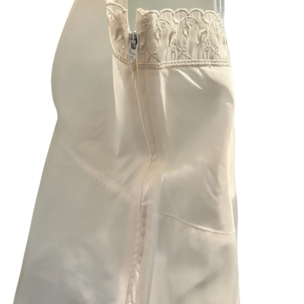 VTG 50’s Barbizon Excelle Tafredda Short Crochet Lace Slip Sz 36 Ivory Side Zip White Size M - Image 4