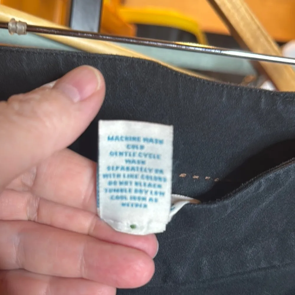 Sundance Black Capri Pants Size 2P - Image 4