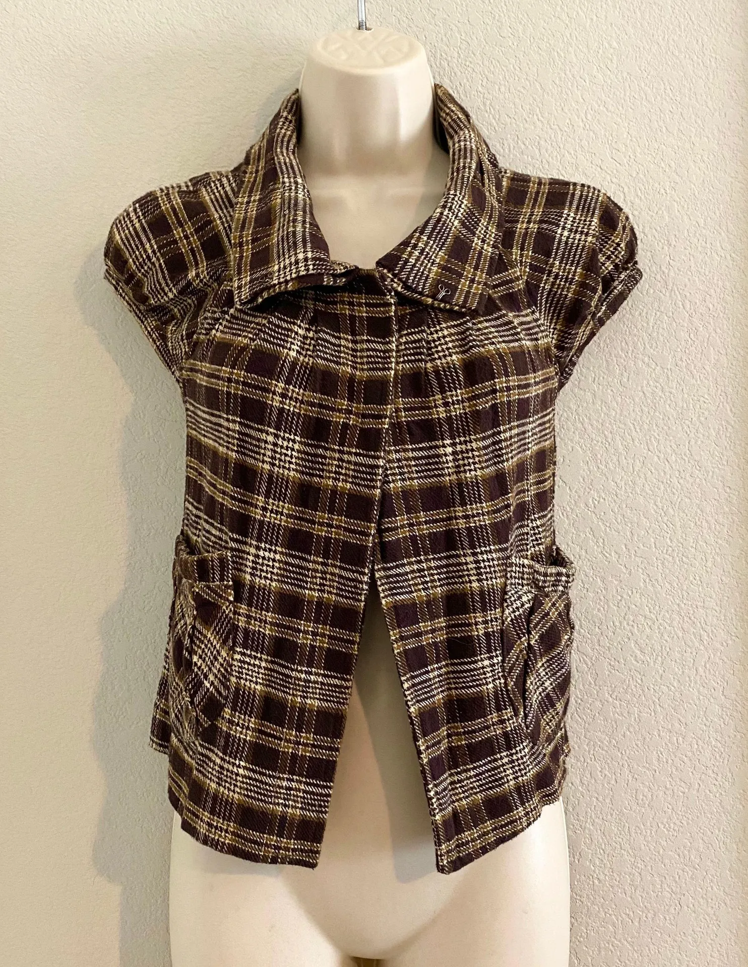 Like new Finesse snap button sleeveless jacket. Sz Small - Image 4