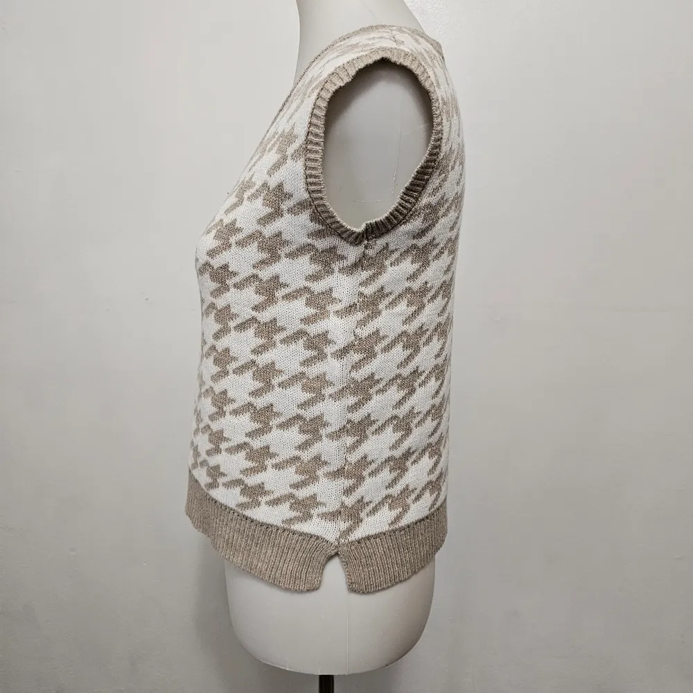 Jessica Simpson Beige Houndstooth Cropped Vneck Sweater Vest Size Small - Image 2