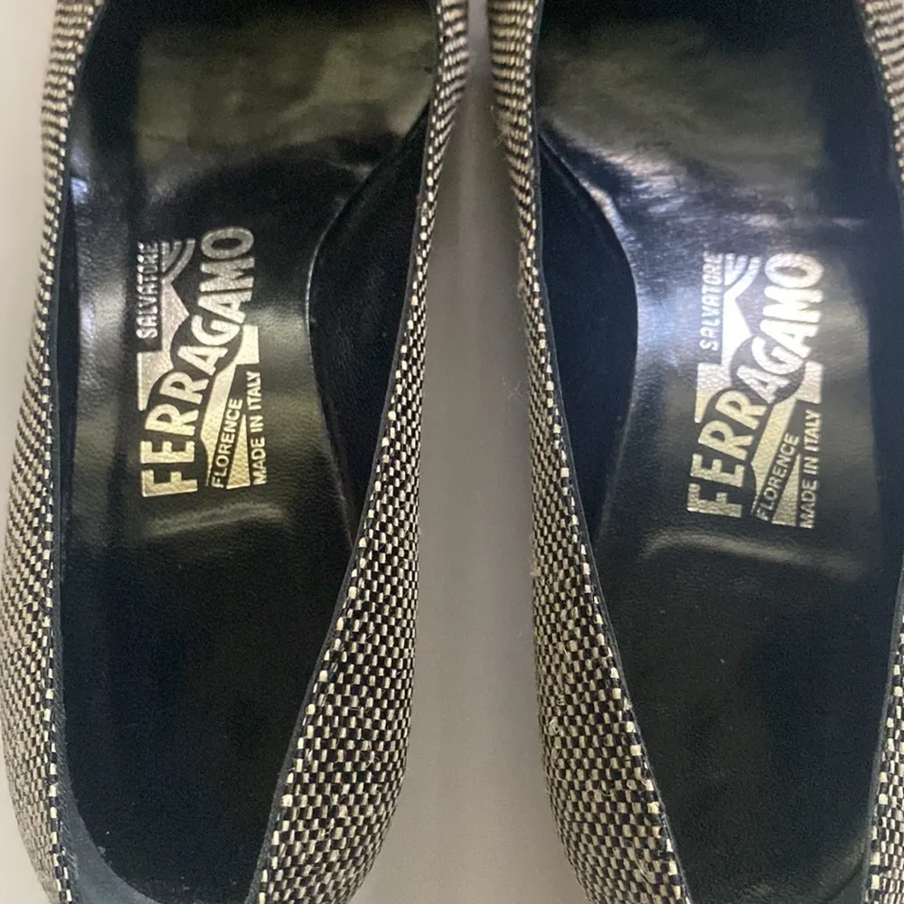 Salvatore Ferragamo black woven bow low stacked slip on heels, size 6 - Image 7