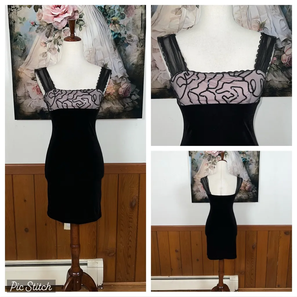 Super Cute Vintage 90s 5*7*9 Black Velvet Mini Dress! Size XS - Image 2