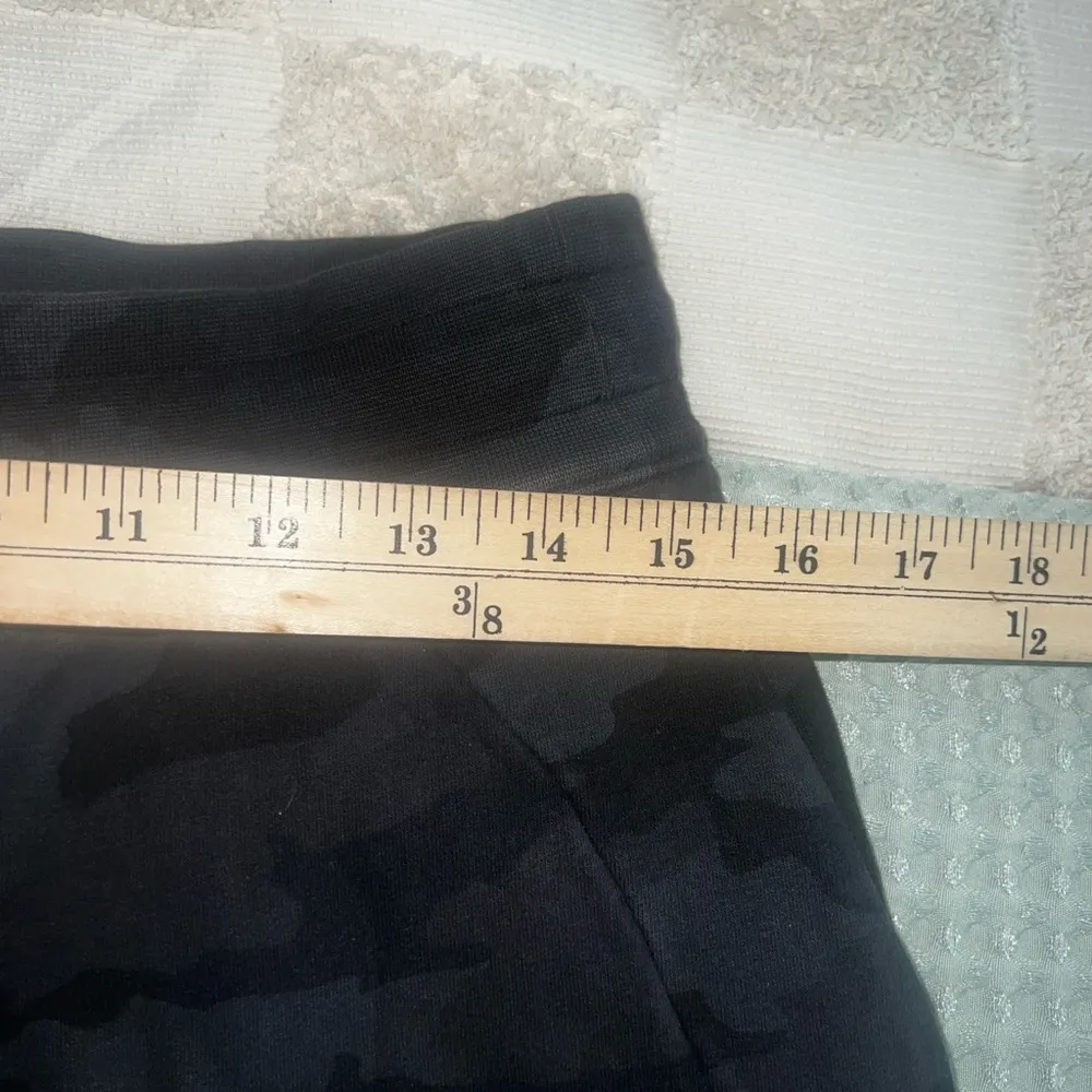 Lululemon Scuba High-Rise Short 5”
Size 8 - Image 2