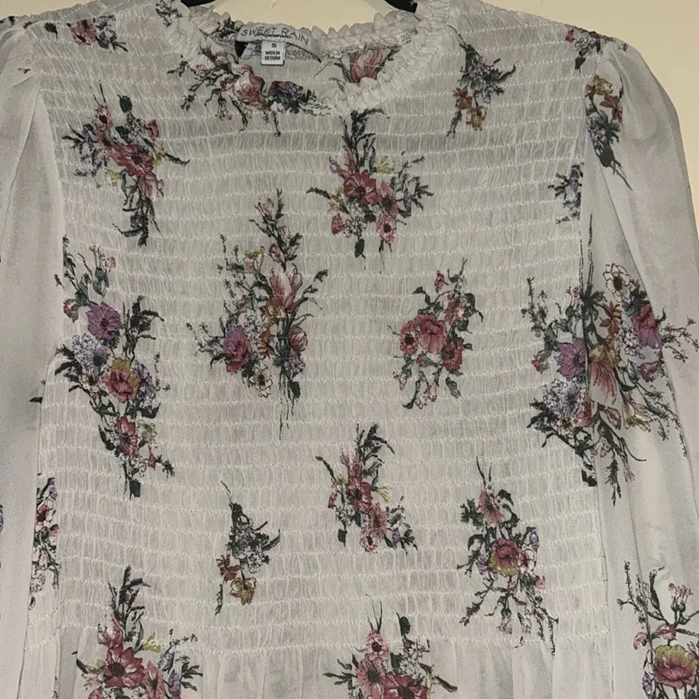 Sweet Rain Women’s Sheer Long Sleeve Floral Top Sz Small - Image 2