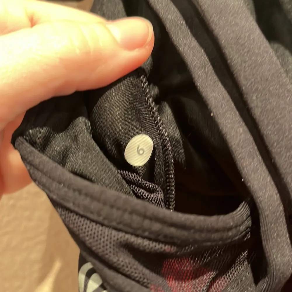 Lululemon Noveau Limits Size 6 Pink and Black Tank with built in Bra - Image 5