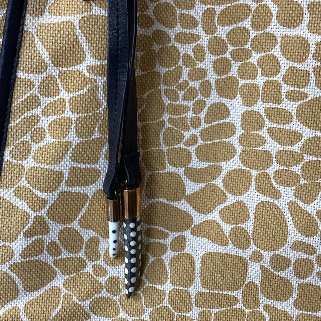 Kempton and Co Gilaugh Tauton Canvas and Leather Giraffe Print Tote Bag NWOT Tan - Image 2