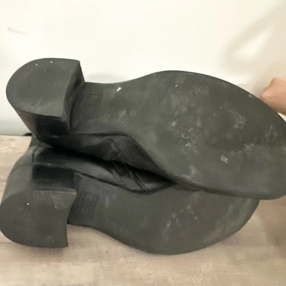 Tommy Hilfiger VINTAGE Y2K  Black Leather Round Toe Platform Heel Boots 9.5 - Image 2