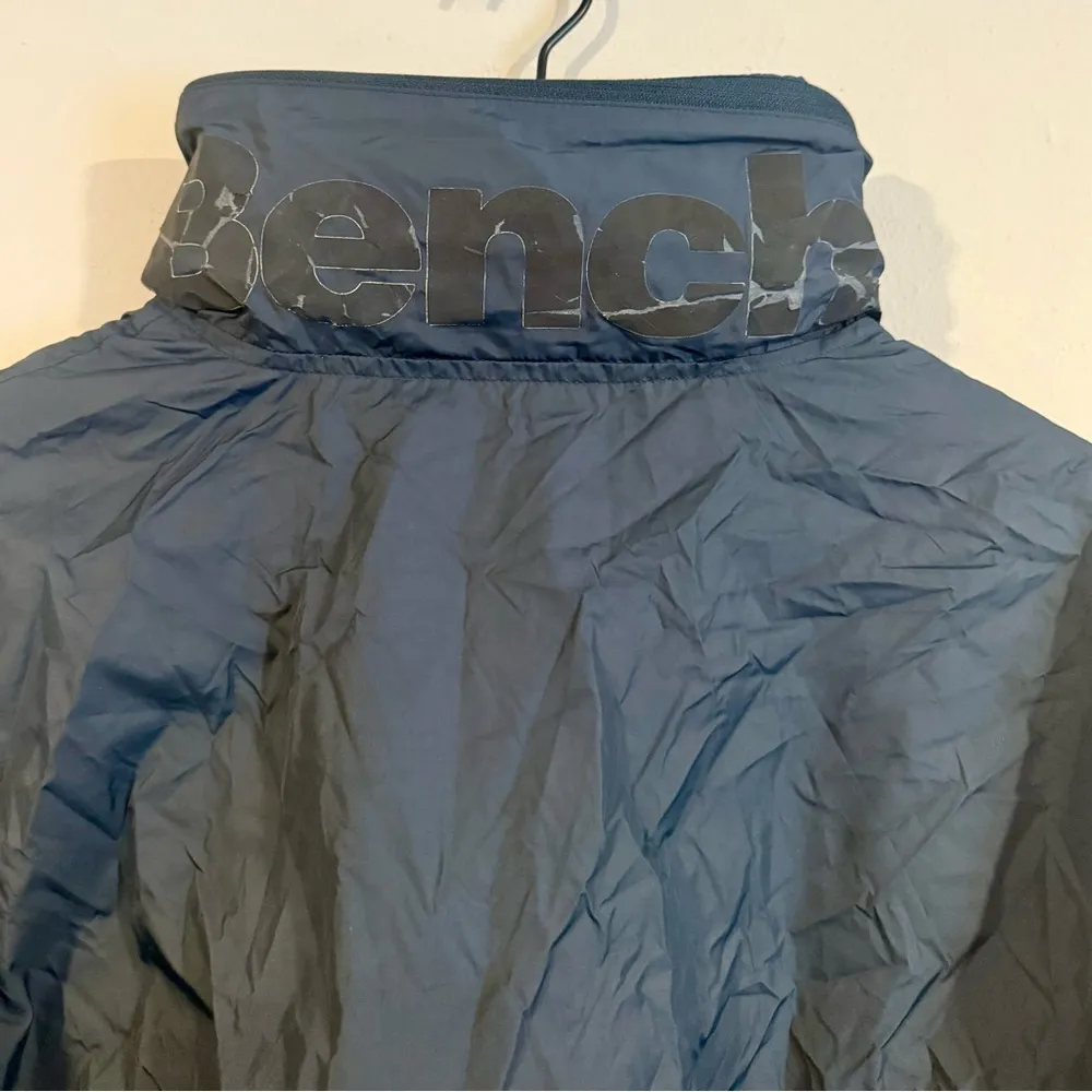 Bench  WINDBREAKER WITH PACKABLE HOOD IN COLLAR SIZE MEDIUM - Image 8