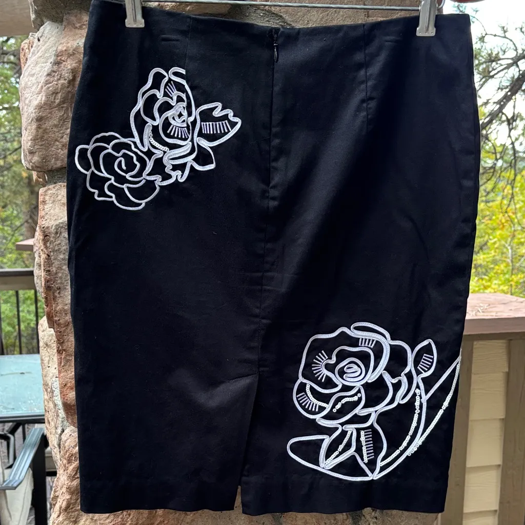 White House Black Market Black Pencil Skirt Textured White Floral Design Sequins - Image 6