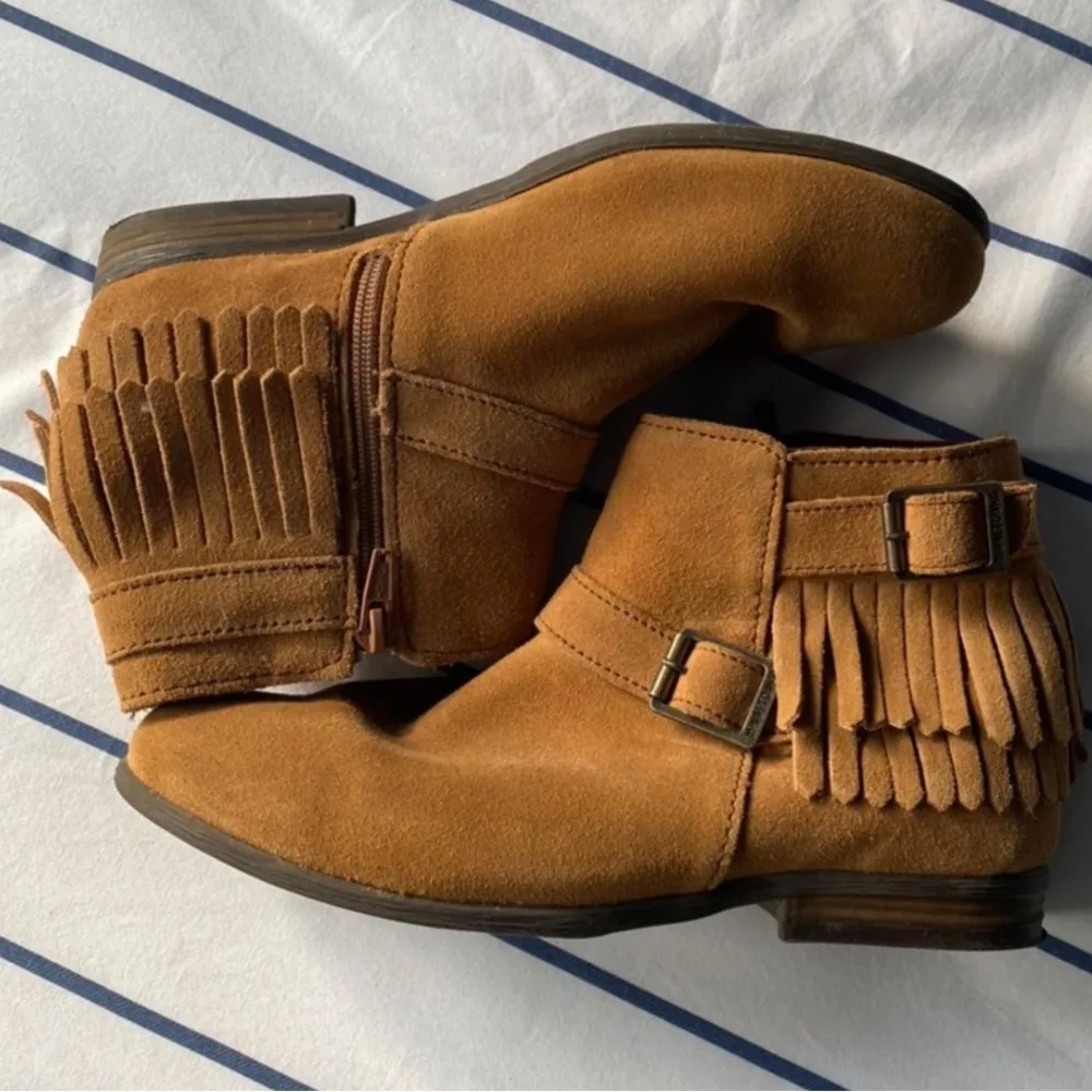 brown Minnetonka moccasin boots with fringe - Image 2
