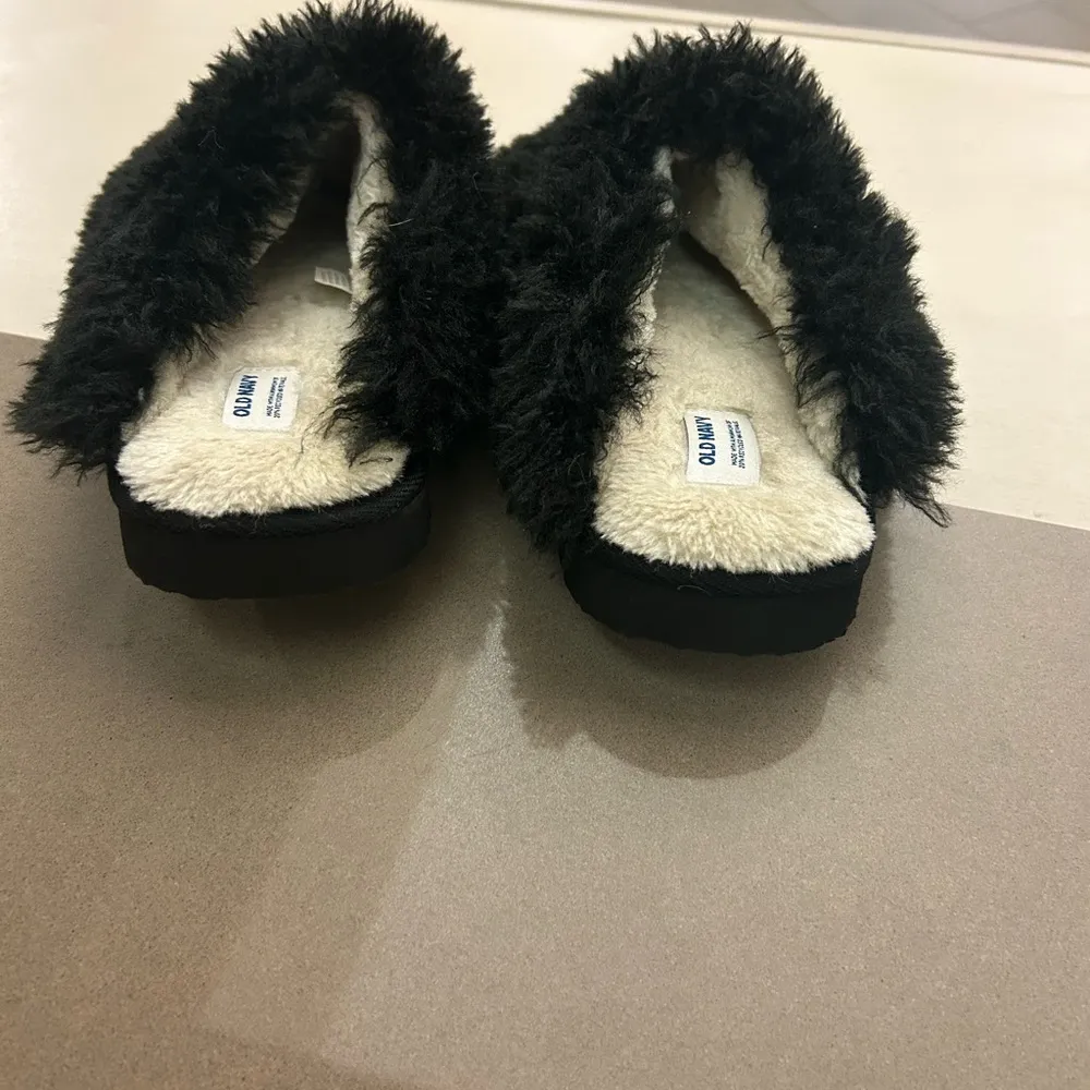 Old Navy Black and Cream Fuzzy Slippers 9 great shape! - Image 6