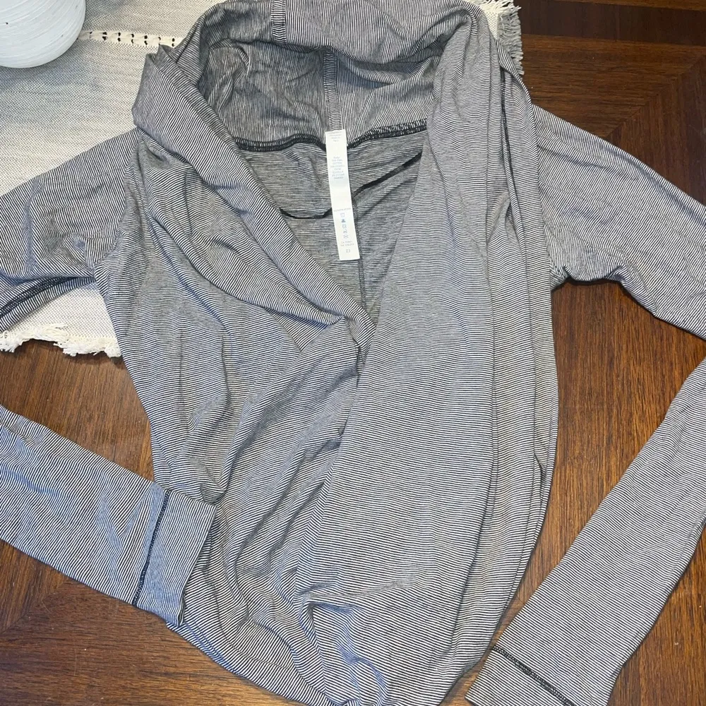 Woman’s size 6 lululemon iconic wrap long sleeve top - Image 2