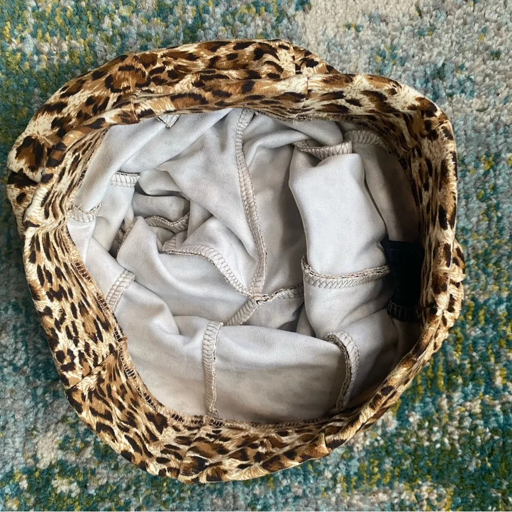 Olivaceous cheetah animal print stretch bike shorts, size small - Image 9