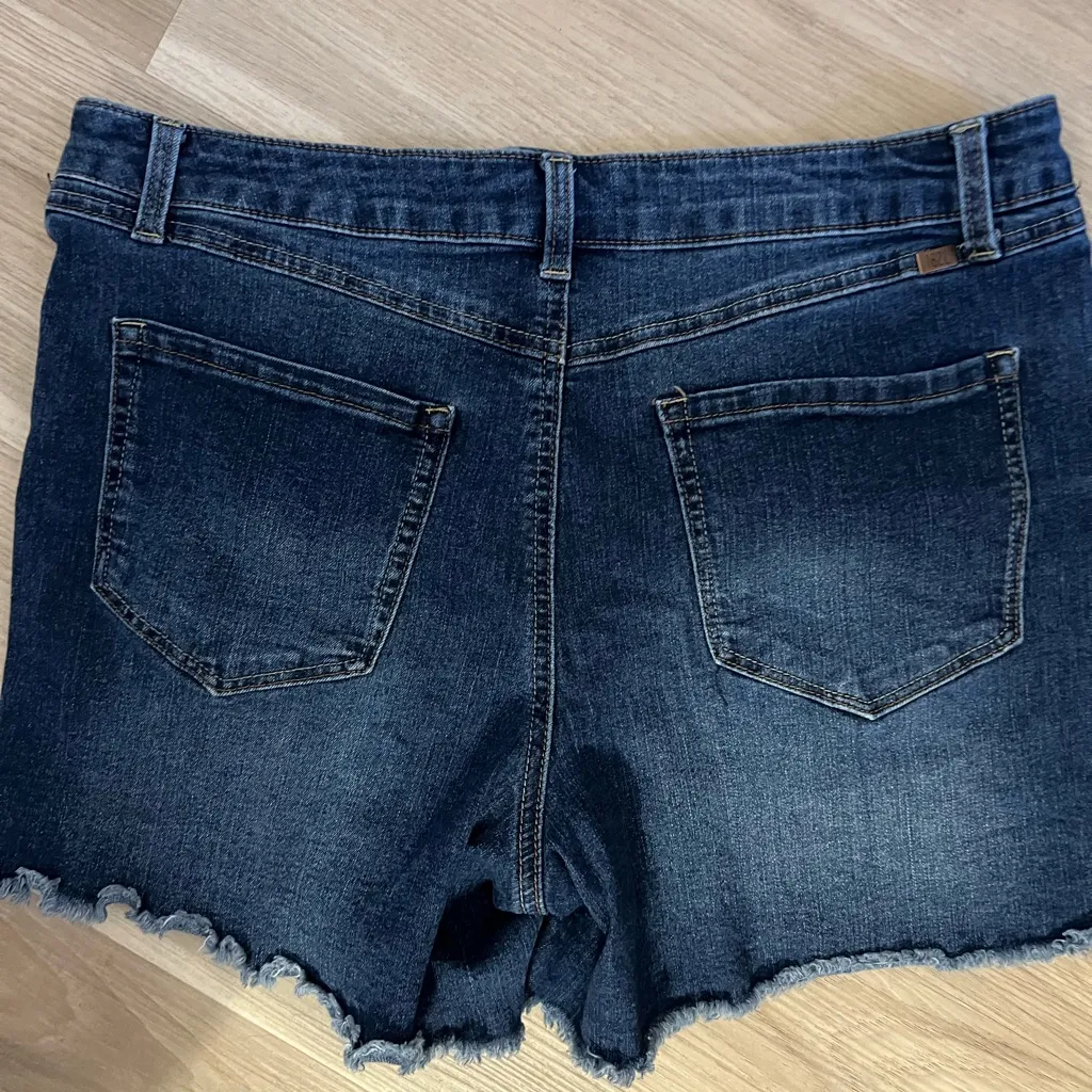 1882 Denim Blue Women's Raw Hem Jean Shorts - Image 5