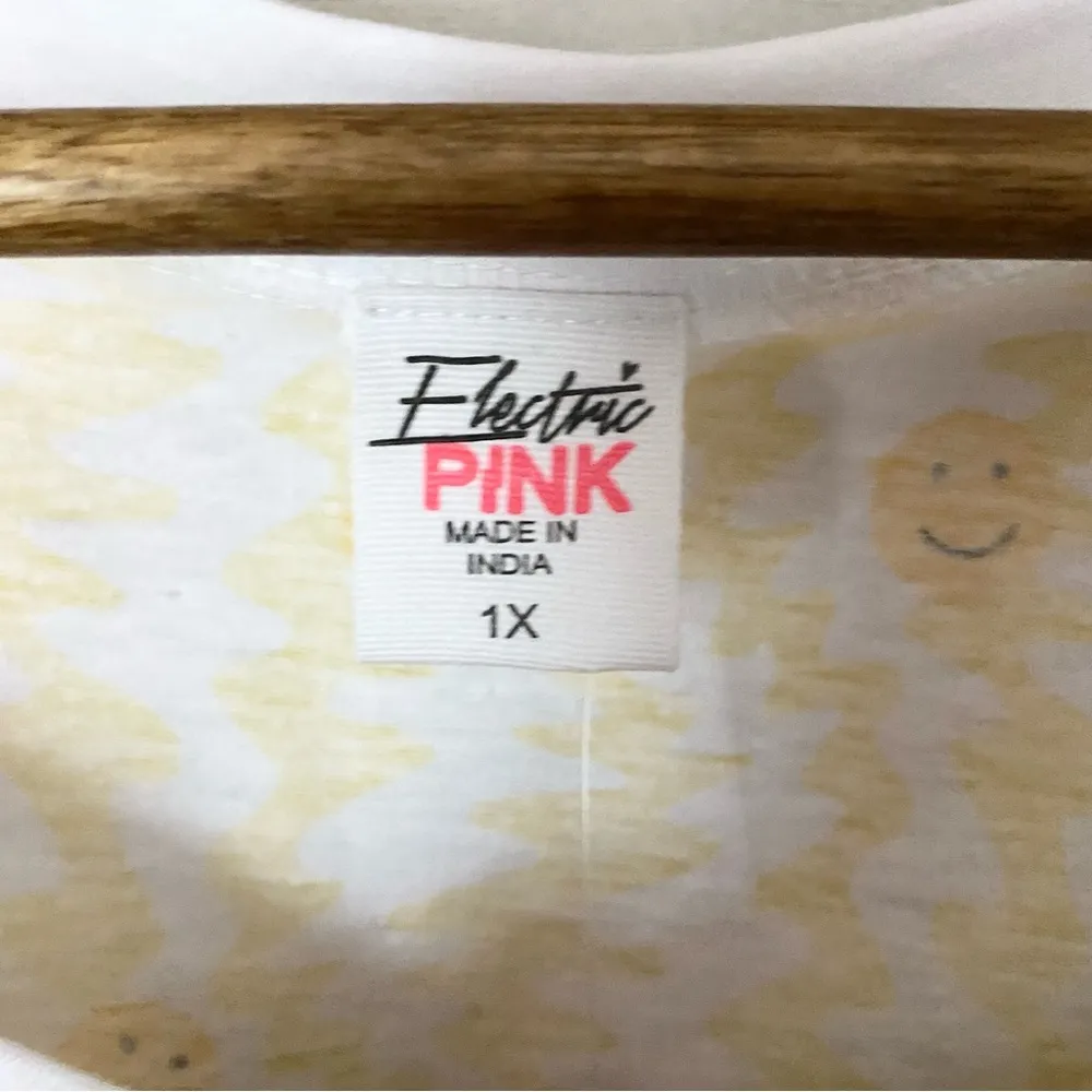 NWT Smiley Zigzag Tee 1x - Image 4