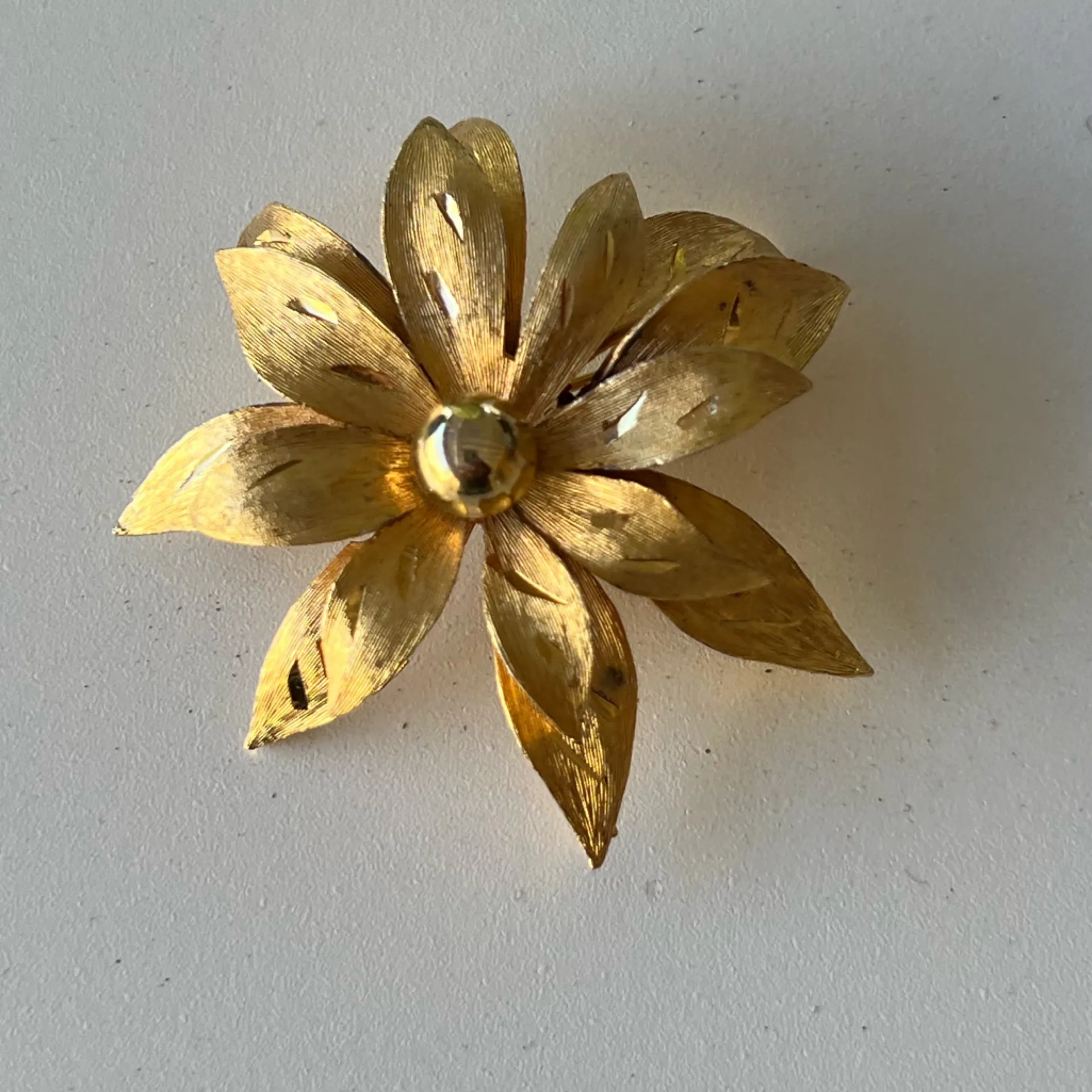 Vintage J.J. Blossom Flower elegant Gold Tone Brooch - Image 2