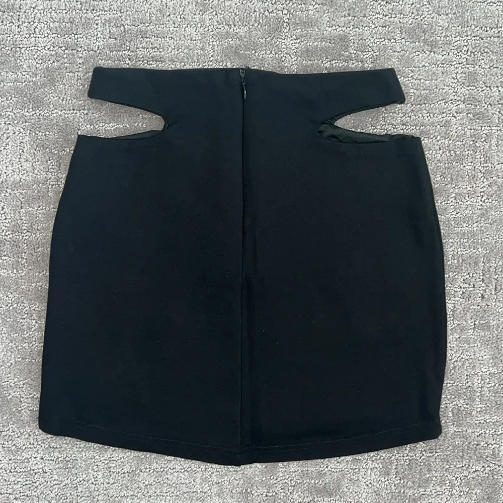 Superdown Cut Out Mini Skirt - Image 7
