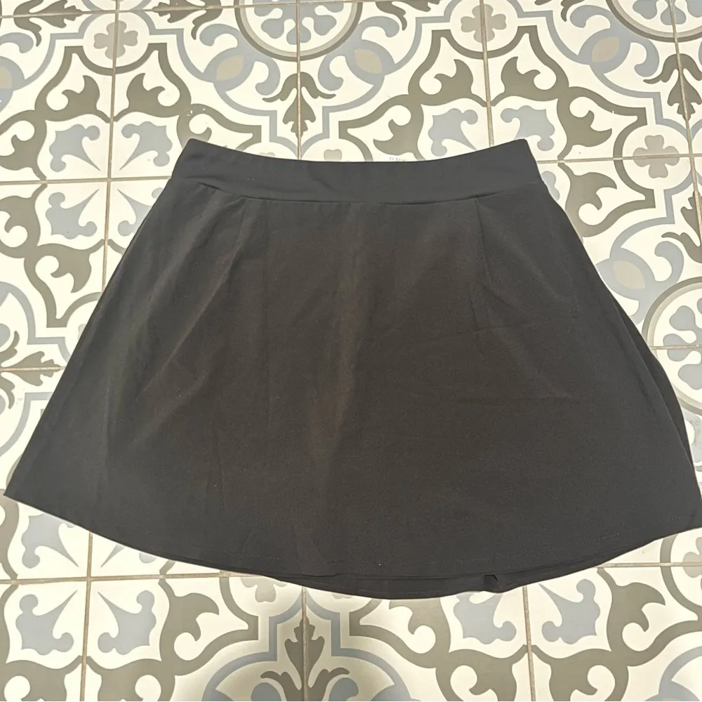NWT J Crew Black Pleated Active Skort Size Medium - Image 2
