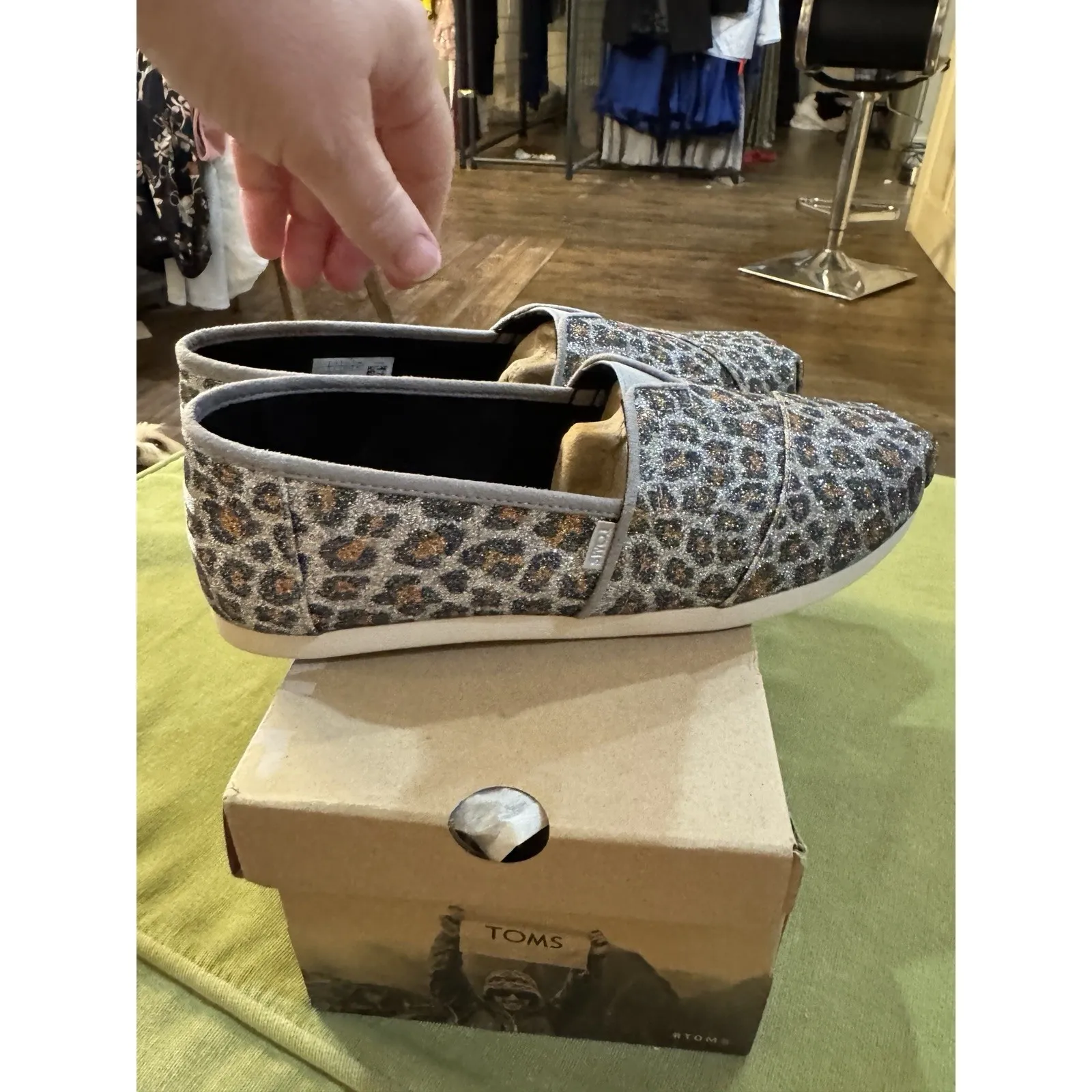 Toms Alpargata Size 8 Sparkle silver Cheetah Print Women's Slip On‎ Flats - Image 4