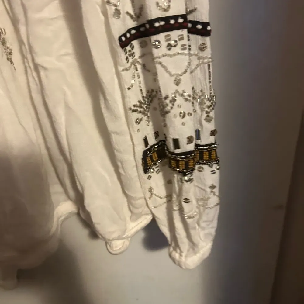 Free people give him the cold shoulder - Image 5