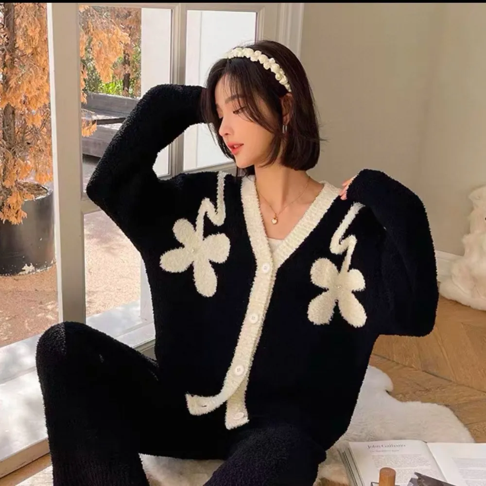 Y2K Women’s Loungewear Set With V Neck Floral Print Black - Image 2