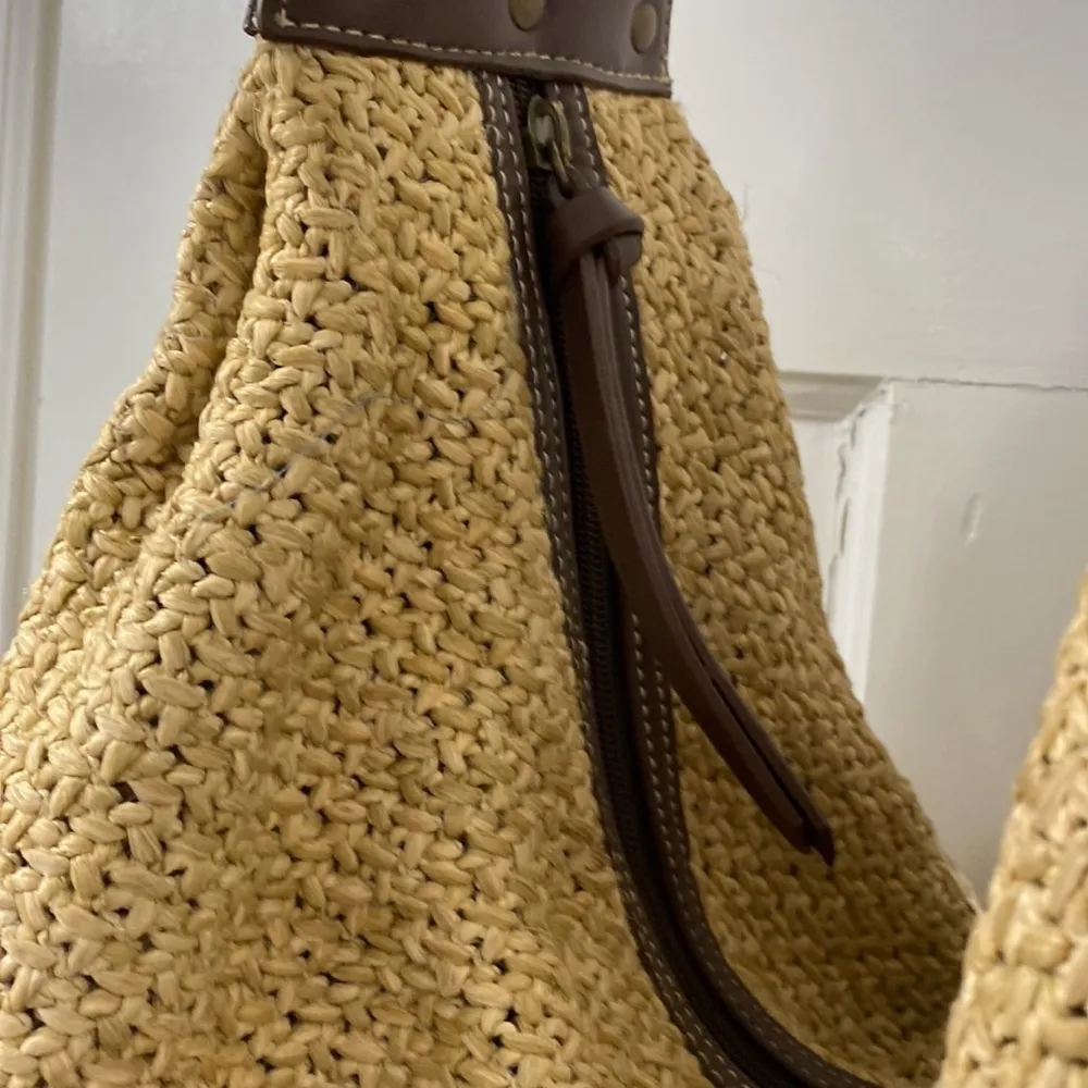 Ann Taylor Loft wheat colored woven jute hobo/ shoulder bag. Pockets. 16”by 11” - Image 4