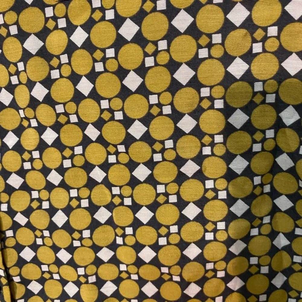 Van Heusen Women’s lightweight button down top with geometric pattern size medium - Image 6