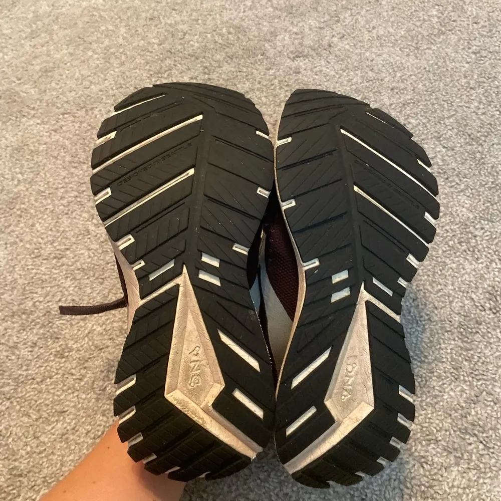 Brooks, revel 4 size 7 1/2 black well loved - Image 4