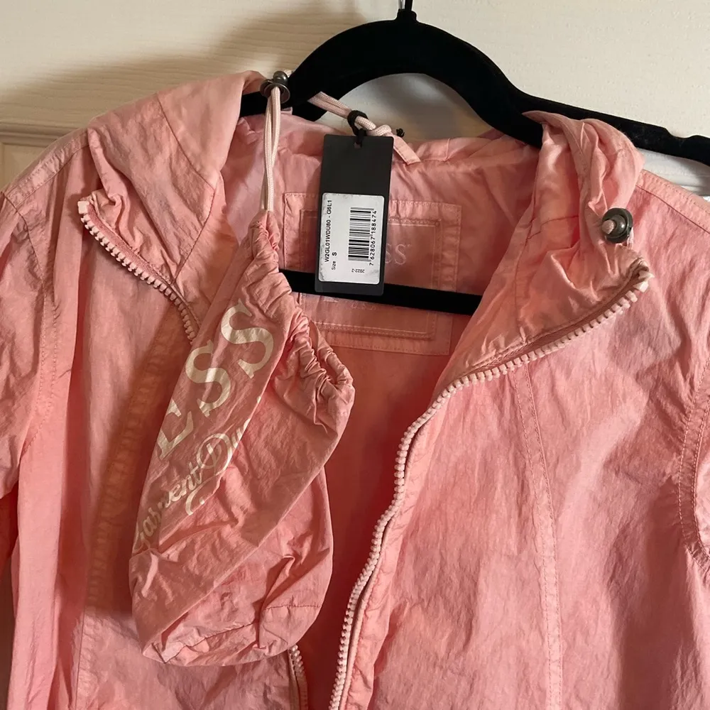 Guess peach crème Windbreaker Jacket size small - Image 4
