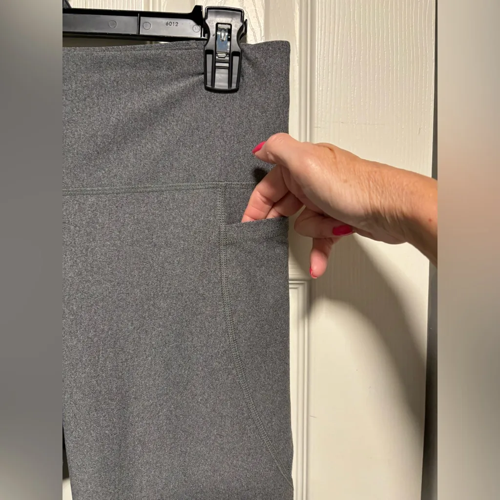 Old Navy Active PowerSoft Go-Dry High-Rise Leggings
Size Large - Image 6