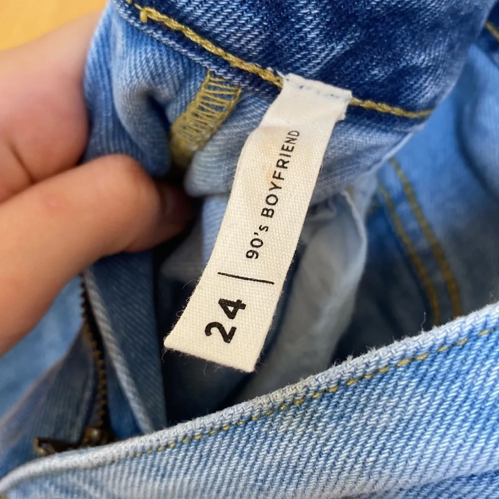 Boyfriend fit high-waisted two tones jeans, super flattering, clenches waist - Image 3