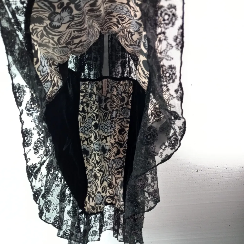 Cacique 28/20 Chic Black and White Pastel Sky Blue Floral Paneled Negligee - Image 5