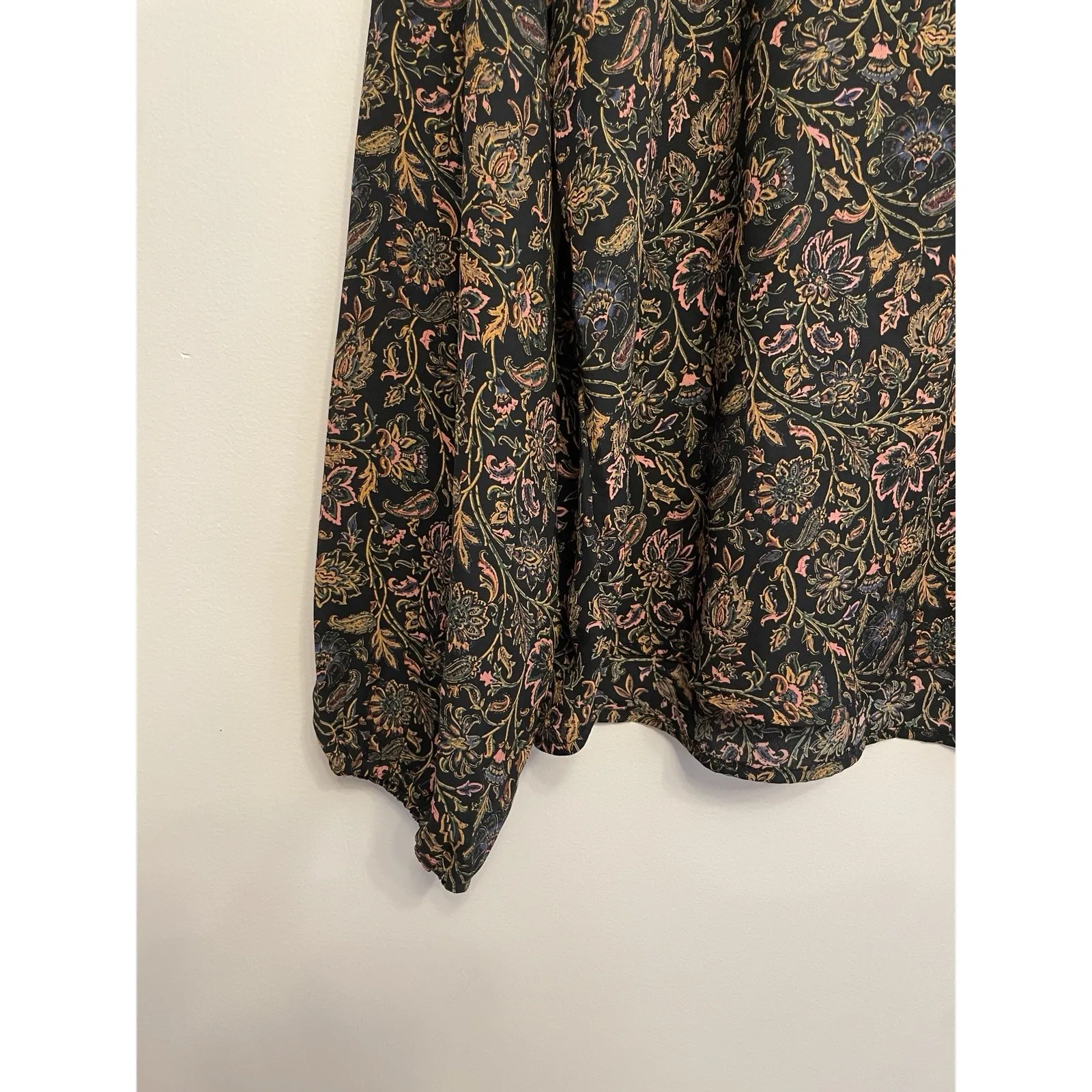 ROAN + RYAN Blouse Top Women Medium Black Floral VNeck Sheer Flowy Office Dressy Size 8 - Image 3