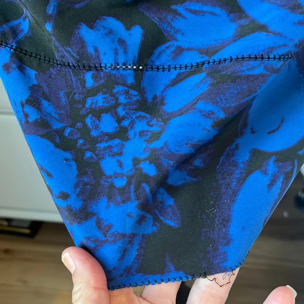 Simply Vera Dress Vera Wang Royal Blue Black Floral Womens 4 Silky Small - Image 4