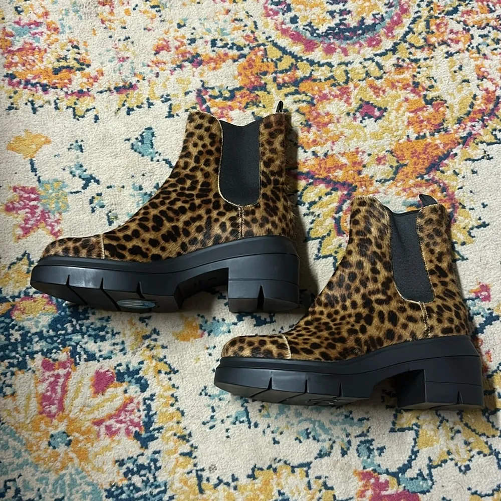 Stuart Weitzman Norah Leopard Print Fur Chelsea Booties SZ 6.5 Wide - Image 2