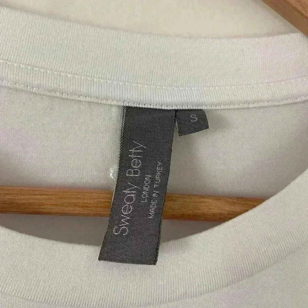 Sweaty Betty London Mellow White Asymmetric T-Shirt Small 4/6 - Image 2