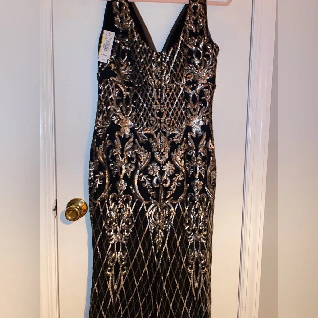 Elegant Black and Gold Evening Gown Size 6 - Image 7
